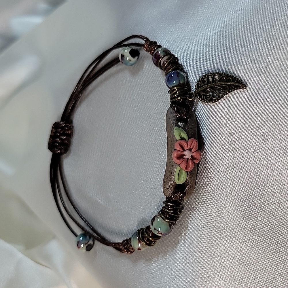 Hand-knotted Ceramic Floral Motif Adjustable Hemp Bracelet, adjustable - Picture 4 of 7